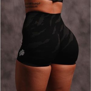 she wolves forever seamless everson shorts in black native camo